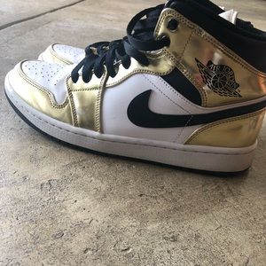 Air Jordan 1 metallic gold